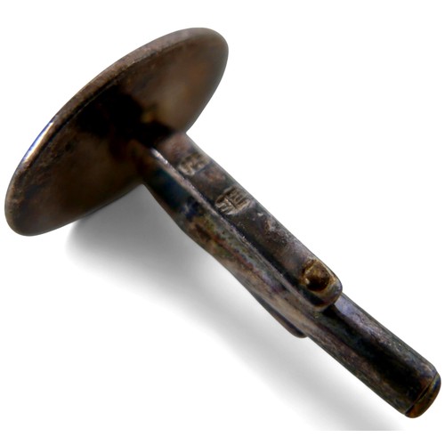 40 - A pair of 18ct yellow gold cufflinks and four pairs of Chinese silver cufflinks, the gold cufflinks ... 