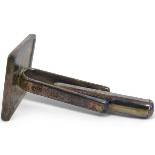 40 - A pair of 18ct yellow gold cufflinks and four pairs of Chinese silver cufflinks, the gold cufflinks ... 