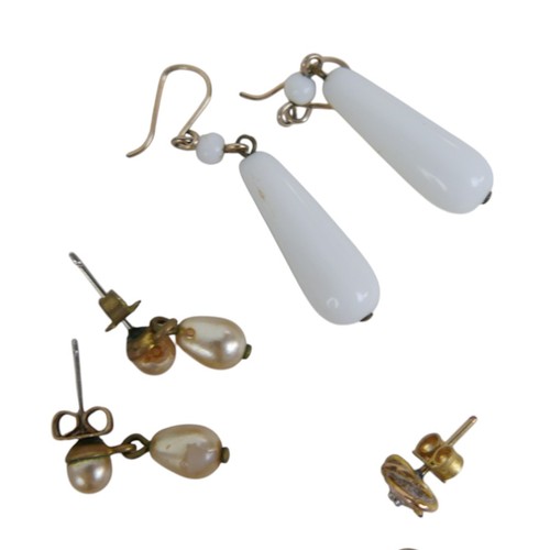 18 - A quantity of assorted jewelry, to include silver snake chain with silver mounted pendant and large ... 