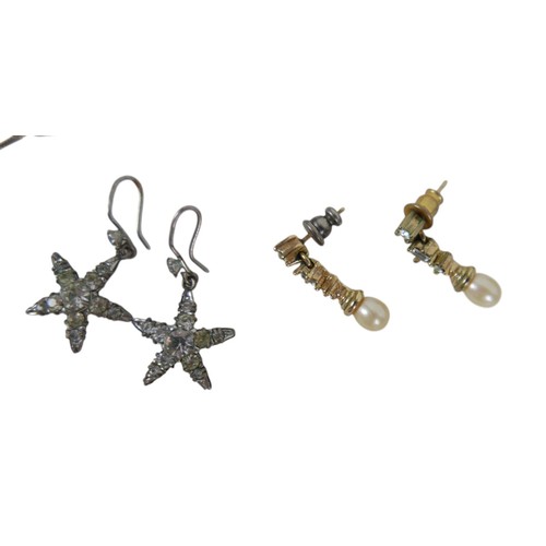 18 - A quantity of assorted jewelry, to include silver snake chain with silver mounted pendant and large ... 