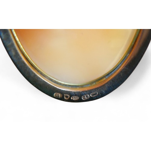 60 - Three pieces of 14ct gold cameo jewellery, comprising a brooch, 3.5 by 4.5cm, 10.1g, a ring, size T,... 