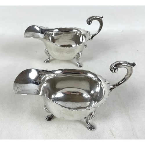118 - A near pair of George V silver sauce boats, with acanthus scroll handles and pad feet, J B Chatterle... 