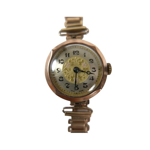 21 - An Art Deco 9ct yellow gold cased lady's wristwatch, with circular silvered chapter ring, gold centr... 