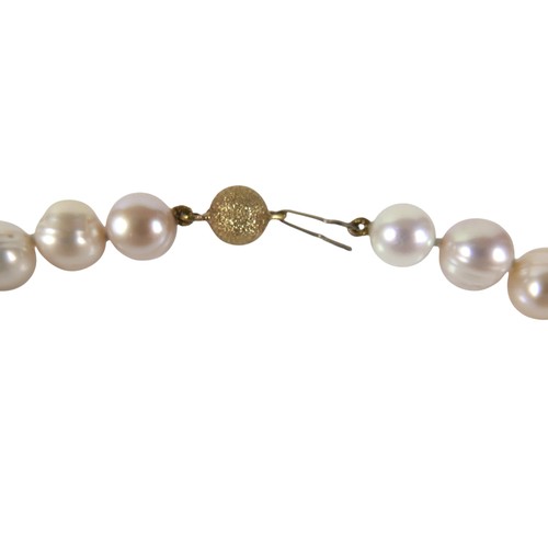 45 - A single strand pearl necklace with 18ct yellow gold clasp, comprising 49 pearls of white and light ... 