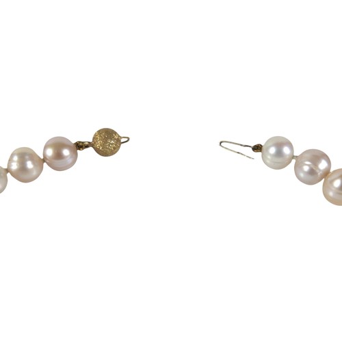 45 - A single strand pearl necklace with 18ct yellow gold clasp, comprising 49 pearls of white and light ... 