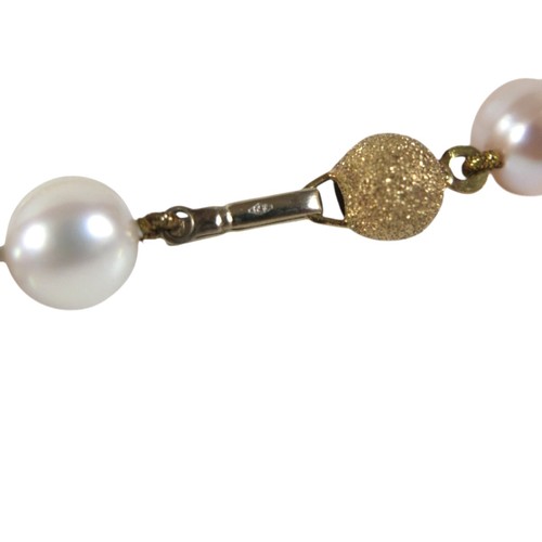 45 - A single strand pearl necklace with 18ct yellow gold clasp, comprising 49 pearls of white and light ... 