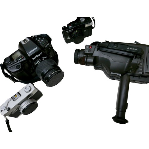 168 - LEITZ PRADOVIT CA 2500 35mm slide projector, a pathescope projector and other related photographic i... 