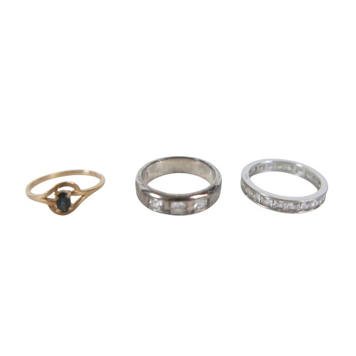 37 - A collection of jewellery comprising two 9ct yellow gold fine chains , a 9ct yellow gold ring size P... 