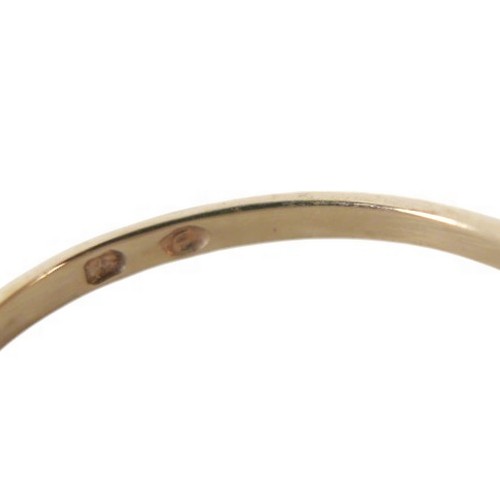 37 - A collection of jewellery comprising two 9ct yellow gold fine chains , a 9ct yellow gold ring size P... 