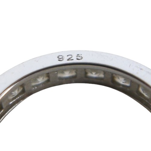 37 - A collection of jewellery comprising two 9ct yellow gold fine chains , a 9ct yellow gold ring size P... 