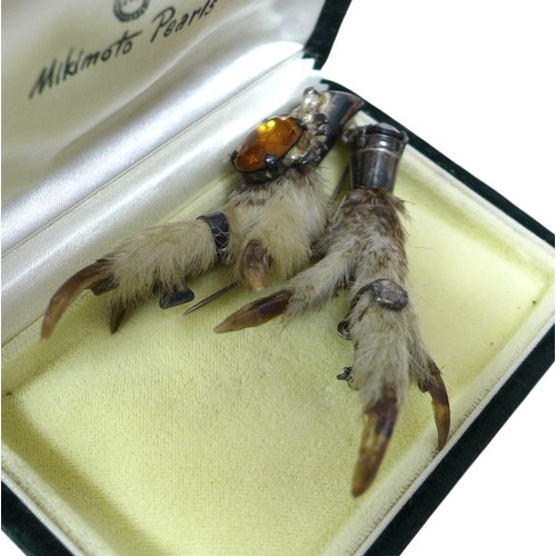 28 - A collection of silver and costume jewellery, including two silver brooches, approximately 1toz of s... 