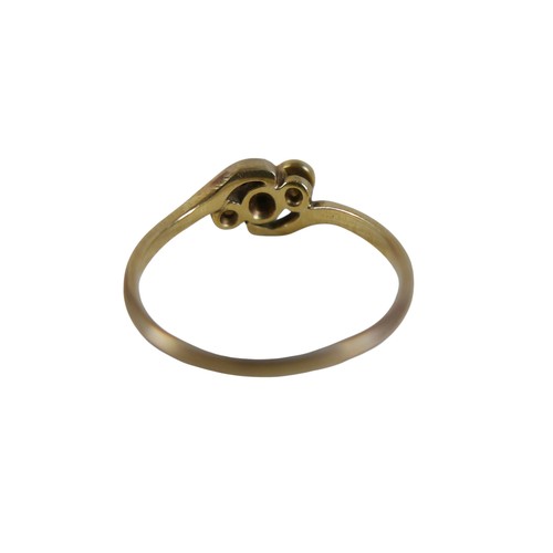 21 - An 18ct gold three stone diamond ring, size L, 2.0g.