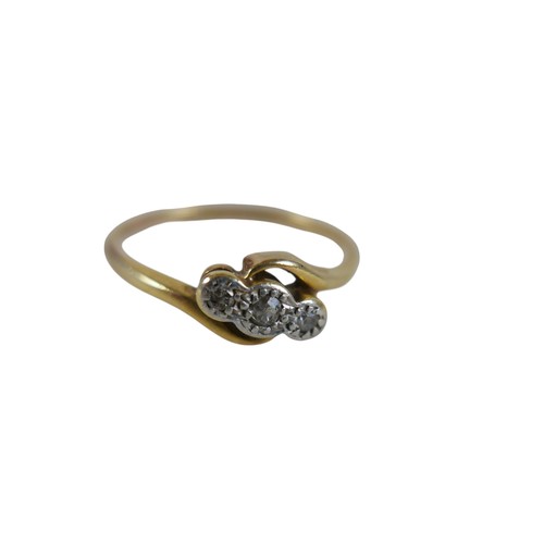 21 - An 18ct gold three stone diamond ring, size L, 2.0g.