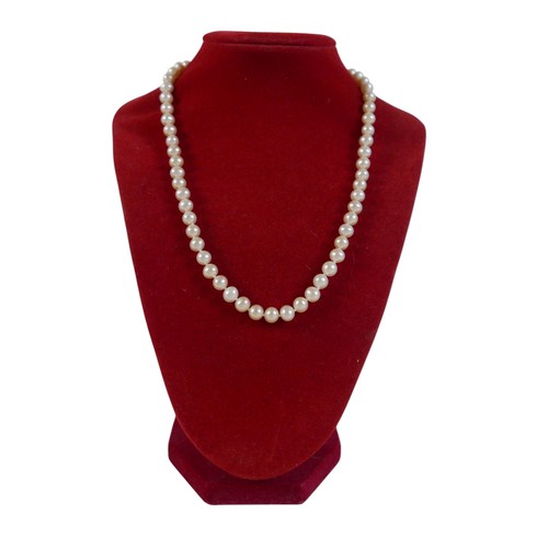 22 - A single string pearl necklace with 9ct gold clasp, 44cm long.