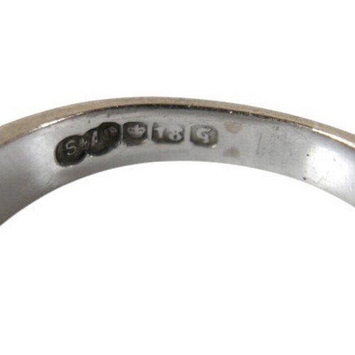 5 - An 18ct white gold and seven stone diamond ring, set with a row of round brillliant cut stones, 3.7 ... 