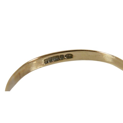 60 - Five 9ct gold dress rings, comprising a garnet daisy ring, size N, 1.5g, a pearl ring a/f, size O, 1... 