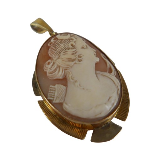 58 - A 9ct yellow and white gold cameo pendant 46 x 6 x 27mm, 7.9g.