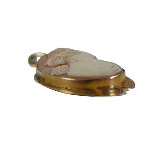 58 - A 9ct yellow and white gold cameo pendant 46 x 6 x 27mm, 7.9g.