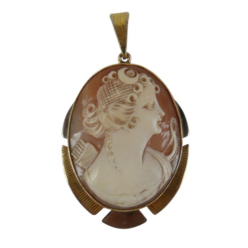 58 - A 9ct yellow and white gold cameo pendant 46 x 6 x 27mm, 7.9g.