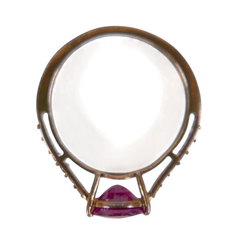 25 - A 9ct yellow gold rubelitte ring the central stone 7.8mm diameter, ring size S, 2.2g.