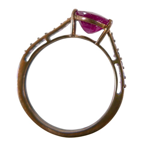 25 - A 9ct yellow gold rubelitte ring the central stone 7.8mm diameter, ring size S, 2.2g.