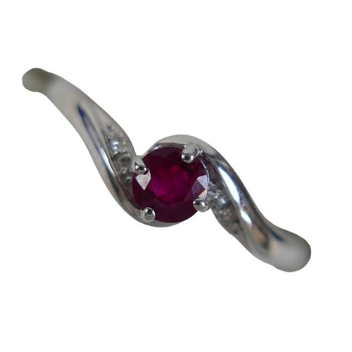 39 - A 9ct white gold tanzanite and diamond ring size O, 2.0g.