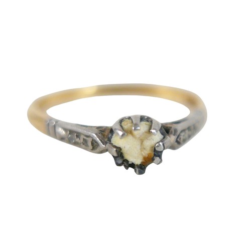 31 - An 18ct yellow gold and platinum ring missing stone, size R, 2.3g.