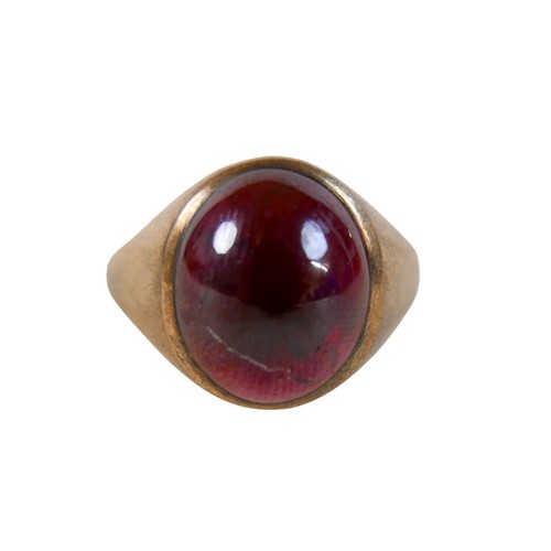 38 - A 9ct yellow gold cabochon signet ring size S/T, 5.2g.