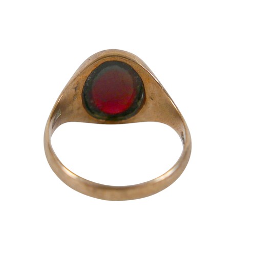 38 - A 9ct yellow gold cabochon signet ring size S/T, 5.2g.