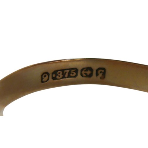 15 - A 9ct yellow gold signet ring size S, 2.2g.