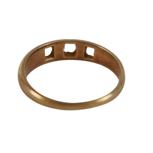 49 - An 18ct yellow gold three stone diamond ring size P, 3.4g.