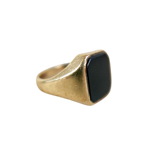 43 - A 9ct yellow gold signet ring size R, 5.4g.
