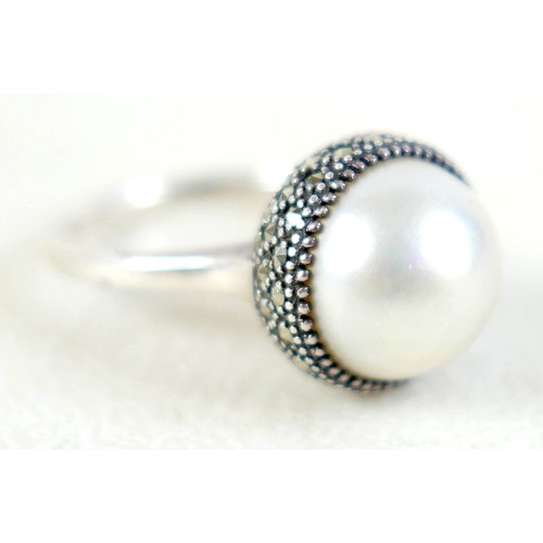 19 - Four pieces of silver/white metal jewellery and a rolled gold bangle, including a pearl ring, size R... 