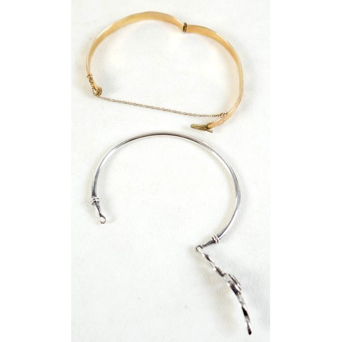 19 - Four pieces of silver/white metal jewellery and a rolled gold bangle, including a pearl ring, size R... 