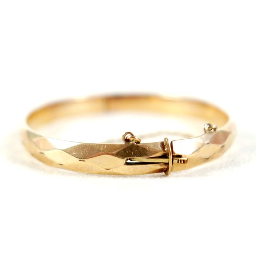 19 - Four pieces of silver/white metal jewellery and a rolled gold bangle, including a pearl ring, size R... 