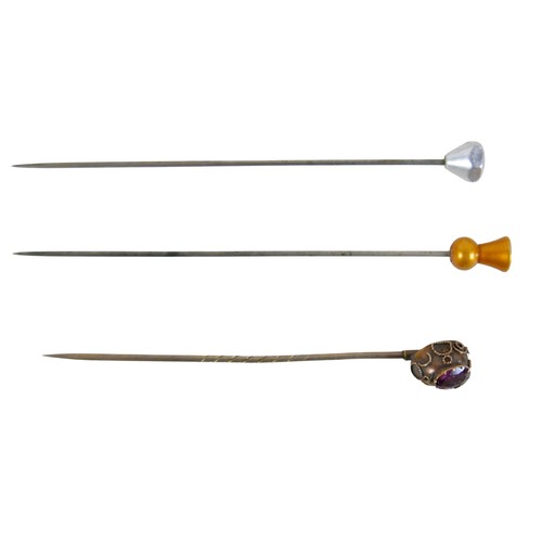 10 - A collection of jewellery including a gilt ring, size L 1.3g, and a micromosaic brooch. (1 bag)