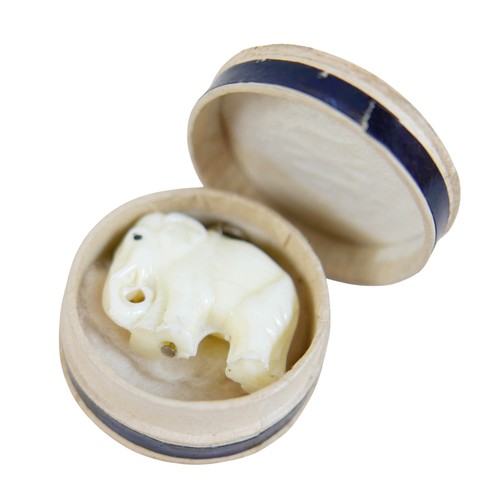 10 - A collection of jewellery including a gilt ring, size L 1.3g, and a micromosaic brooch. (1 bag)