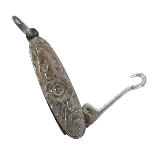 10 - A collection of jewellery including a gilt ring, size L 1.3g, and a micromosaic brooch. (1 bag)