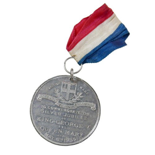 10 - A collection of jewellery including a gilt ring, size L 1.3g, and a micromosaic brooch. (1 bag)