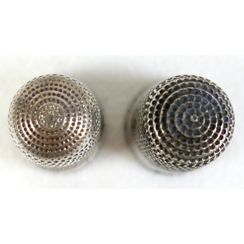 105 - An Edward VII silver pin cushion, in the form of a pig, Birmingham 1903, 5cm long, together with a s... 