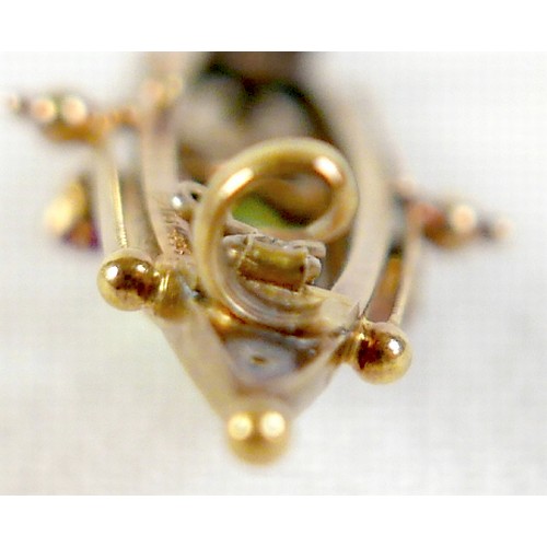 36 - A Victorian 15ct gold brooch, marquise shape, set with a green peridot and two rubies, seed pearls, ... 