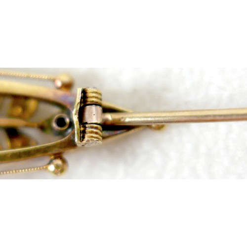 36 - A Victorian 15ct gold brooch, marquise shape, set with a green peridot and two rubies, seed pearls, ... 