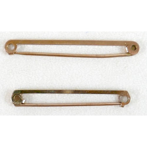 27 - Two 9ct gold tie-pins, 4.2g overall, together with a vintage 'John Grant Jeweller Bulawayo' box. (1 ... 