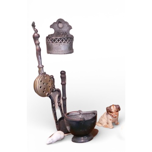 68 - A group of doll's house kitchen items, spice jars, pots and pans, die-cast lead chickens. (1 box)
Pr... 