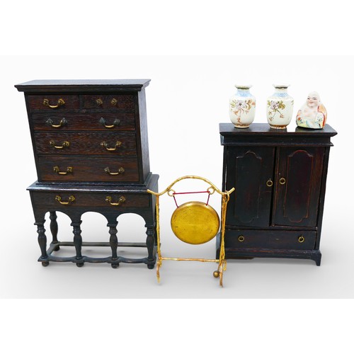 78 - A group of doll's house furniture, including a dresser, chest on stand, and a two dolls. (1 box)
Pro... 