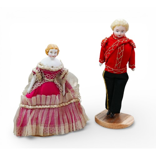 78 - A group of doll's house furniture, including a dresser, chest on stand, and a two dolls. (1 box)
Pro... 