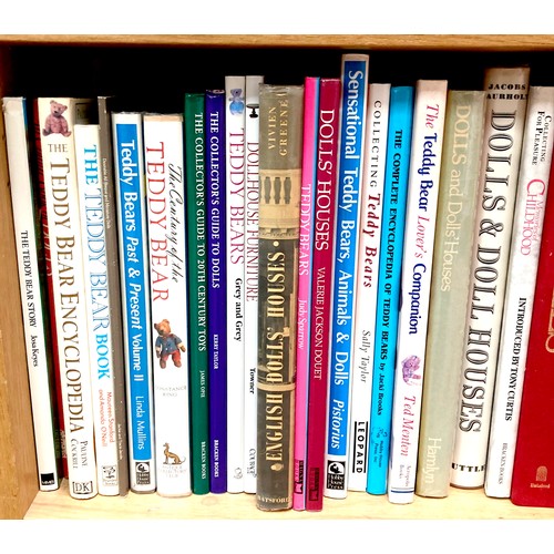 53A - A large collection of reference books, relating to and including dolls, doll's houses and miniatures... 