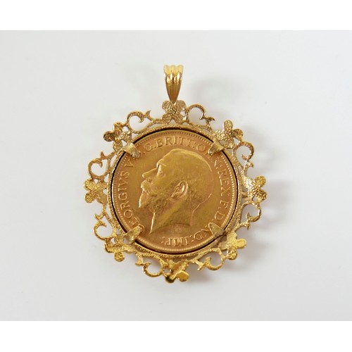 193 - A George V gold sovereign, 1912, in a 9ct gold coin pendant mount, 12.3g.