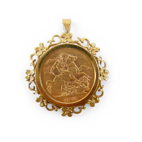 193 - A George V gold sovereign, 1912, in a 9ct gold coin pendant mount, 12.3g.