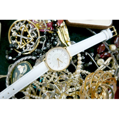 22 - A collection of silver and costume jewellery, approximately 1.0toz of silver, together with a wooden... 